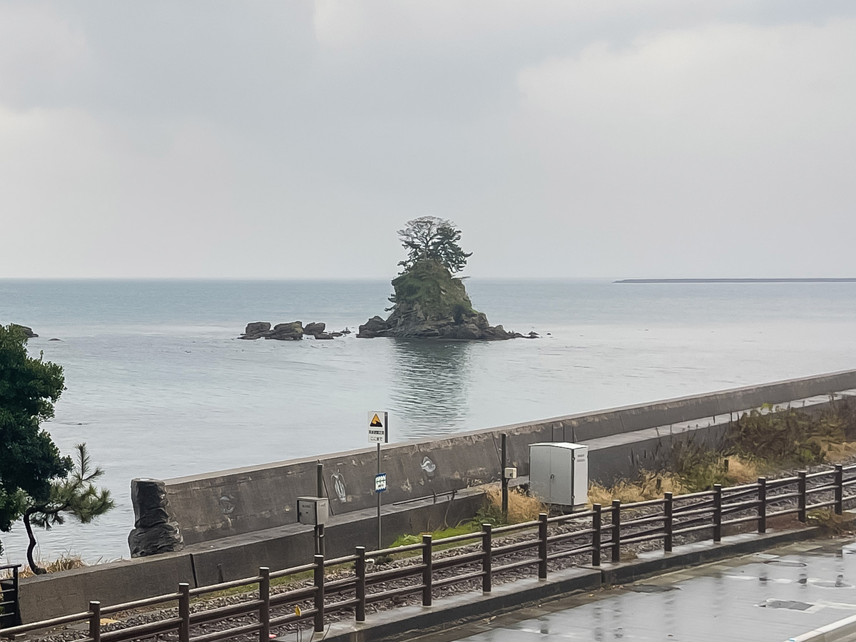 道の駅「雨晴」に行って、義経岩を見てみたよ！／富山県高岡市