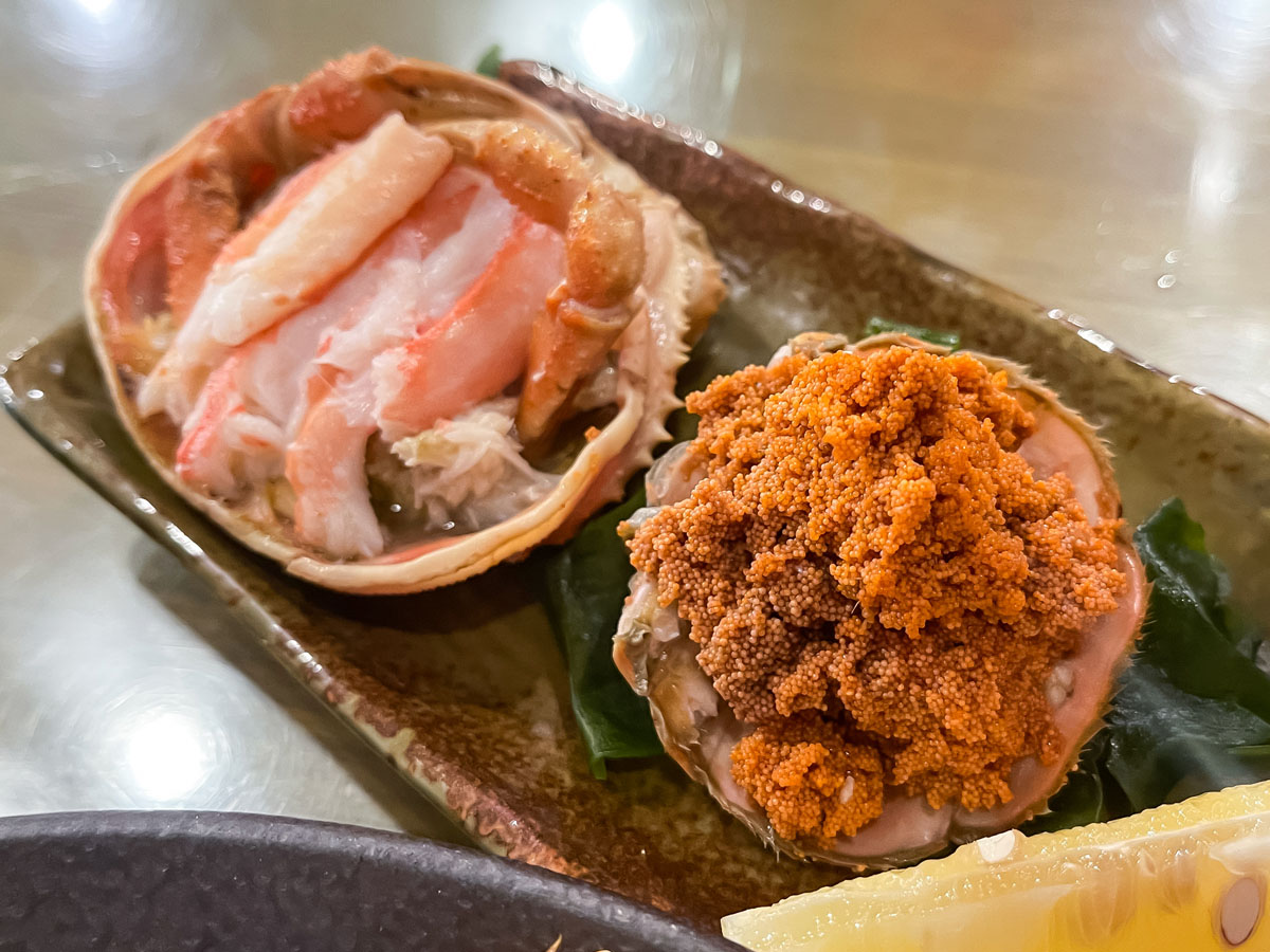 「魚どん亭」で甘エビとノドグロ、本ずわいがに、香箱がに食べたよ！／富山駅 とやマルシェ