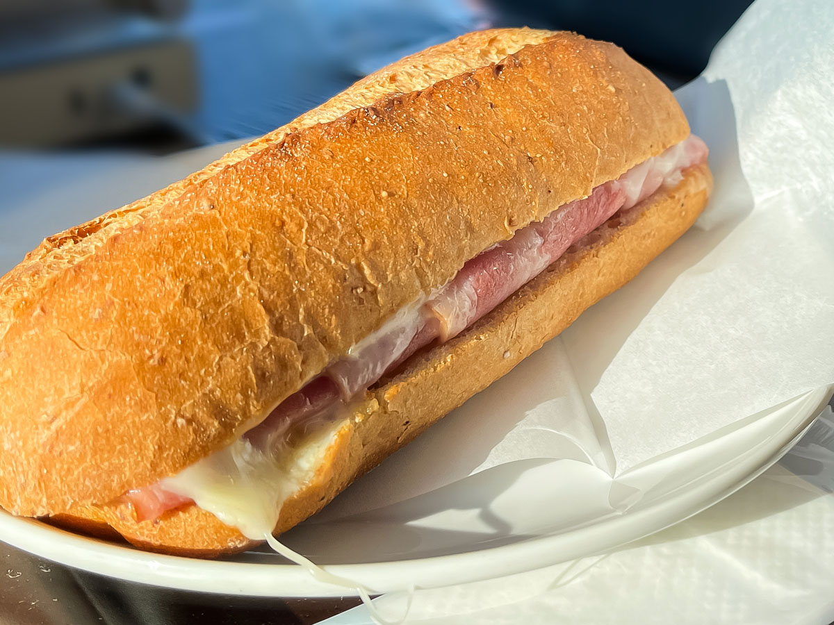 「スターバックス コーヒー」でハム&マリボーチーズ石窯フィローネ食べたよ／富山環水公園店