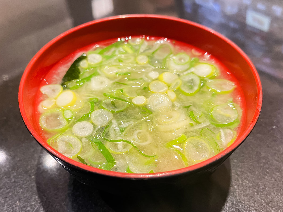 「廻る富山湾 すし玉」で白えび、サクラマス、ほたるいか沖漬け軍艦・もんごうイカ天ぷら食べた/富山駅店