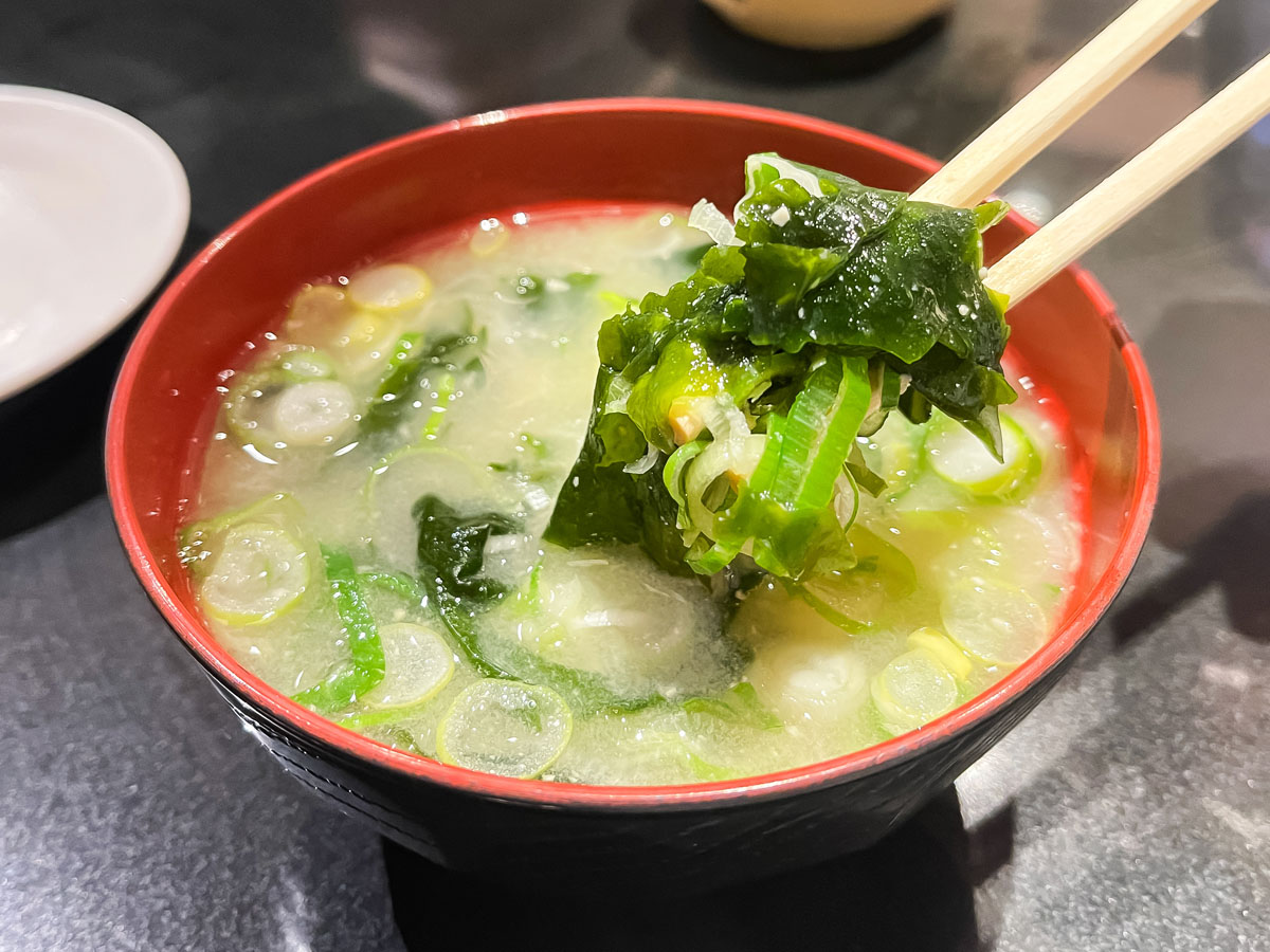 「廻る富山湾 すし玉」で白えび、サクラマス、ほたるいか沖漬け軍艦・もんごうイカ天ぷら食べた/富山駅店