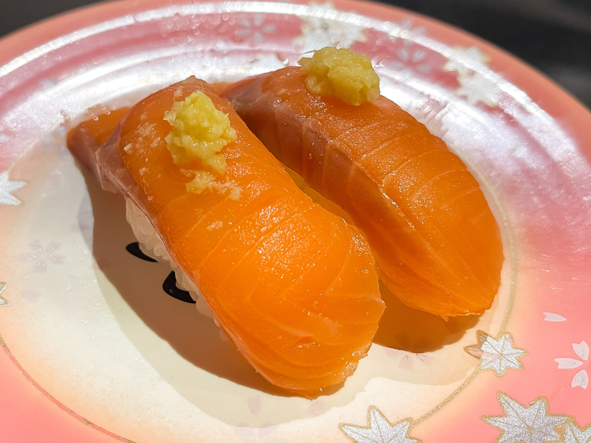 「廻る富山湾 すし玉」で白えび、サクラマス、ほたるいか沖漬け軍艦・もんごうイカ天ぷら食べた/富山駅店