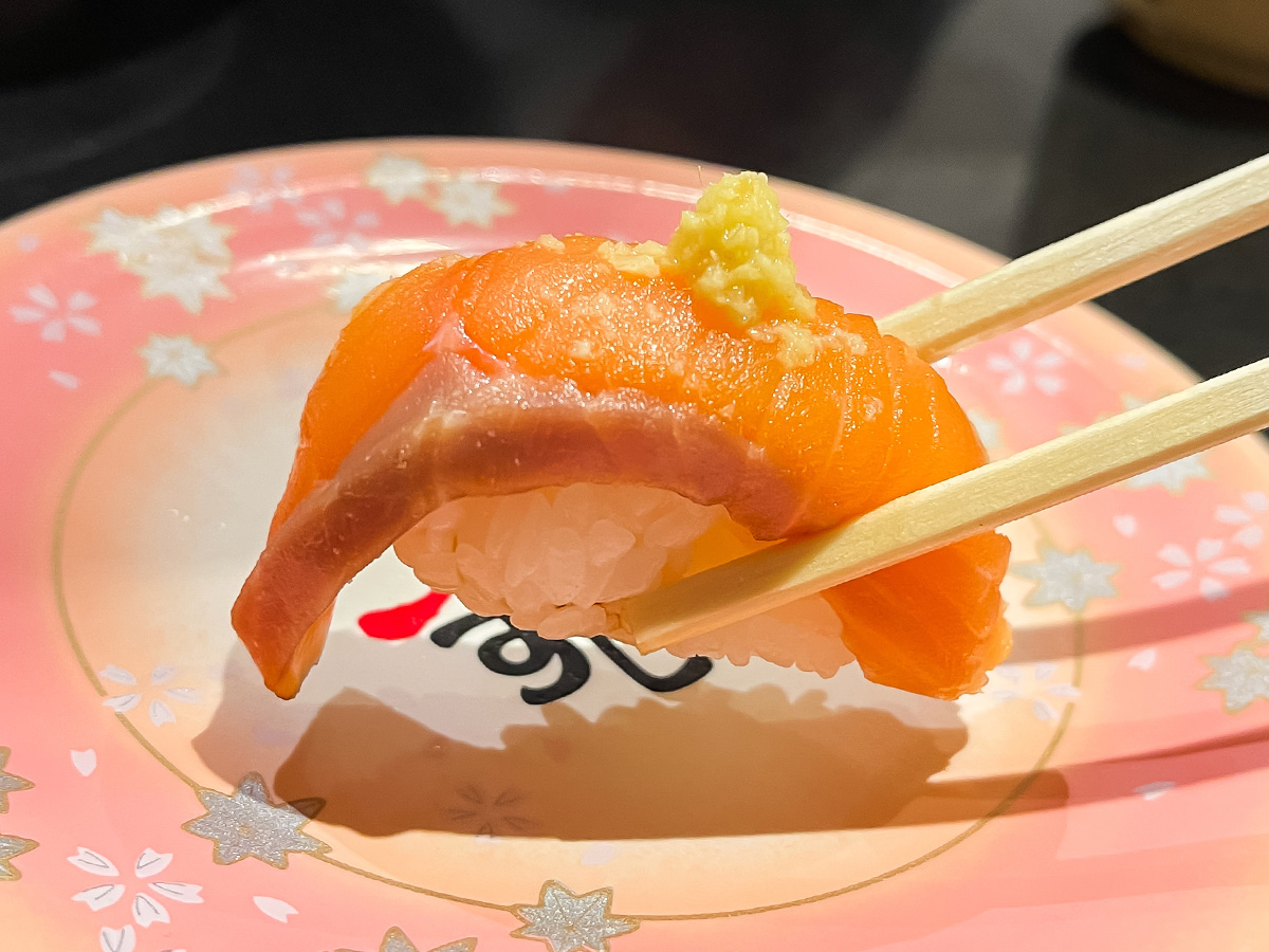 「廻る富山湾 すし玉」で白えび、サクラマス、ほたるいか沖漬け軍艦・もんごうイカ天ぷら食べた/富山駅店