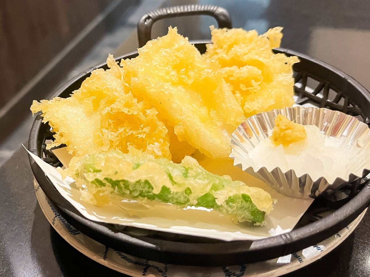 「廻る富山湾 すし玉」で白えび、サクラマス、ほたるいか沖漬け軍艦・もんごうイカ天ぷら食べた/富山駅店