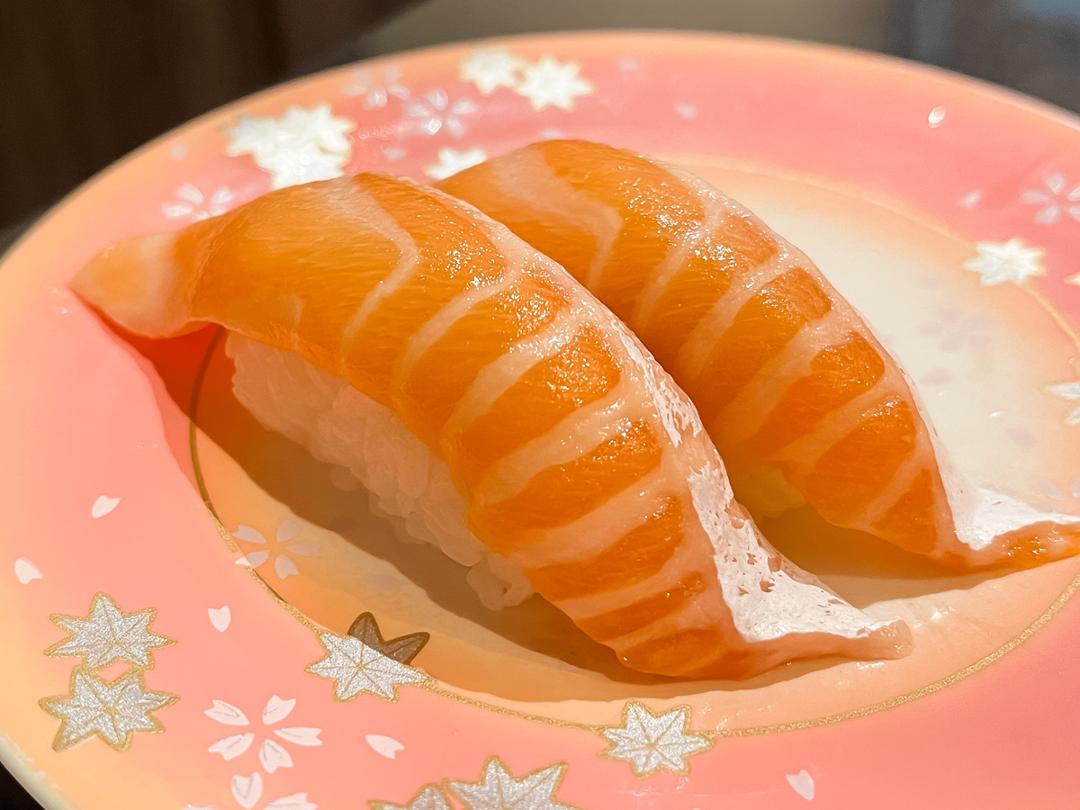 「廻る富山湾 すし玉」で白えび、サクラマス、ほたるいか沖漬け軍艦・もんごうイカ天ぷら食べた/富山駅店