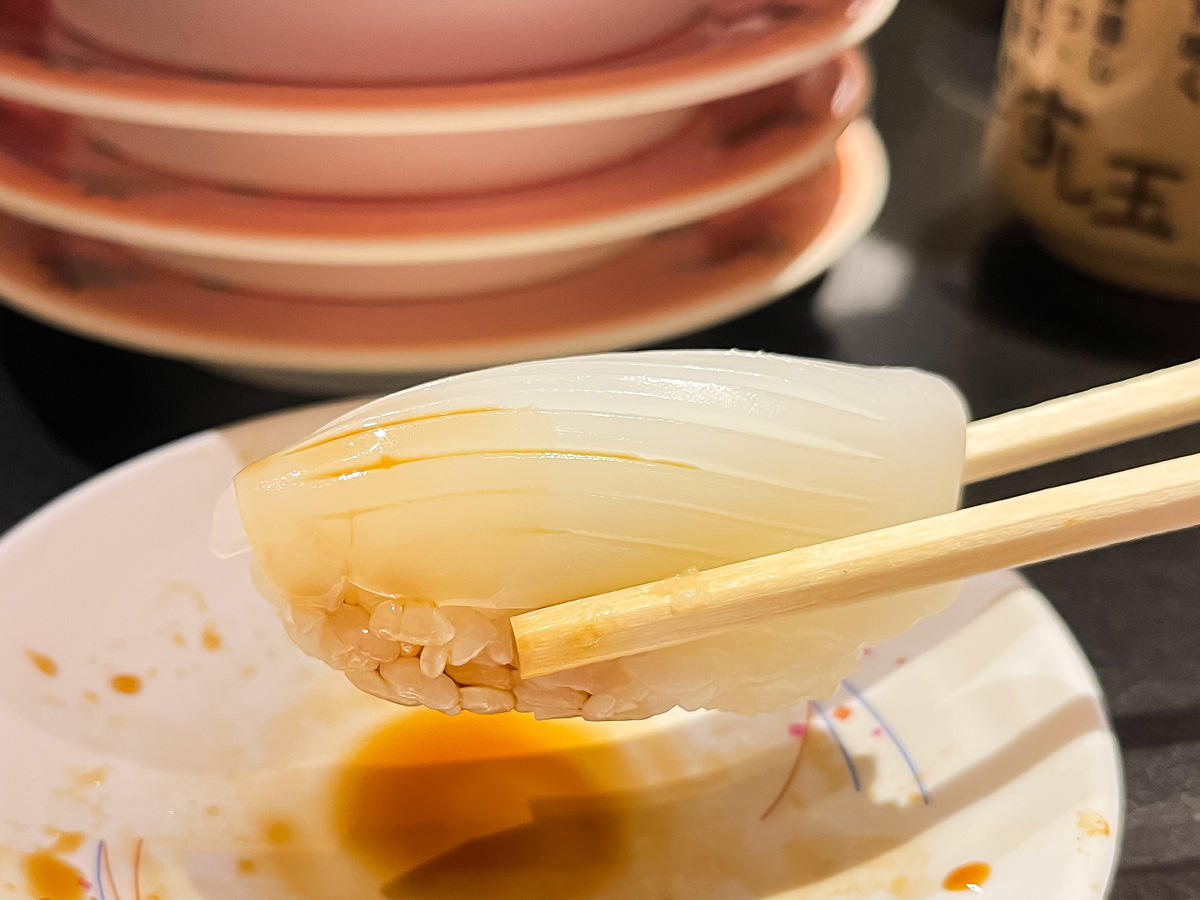 「廻る富山湾 すし玉」で白えび、サクラマス、ほたるいか沖漬け軍艦・もんごうイカ天ぷら食べた/富山駅店