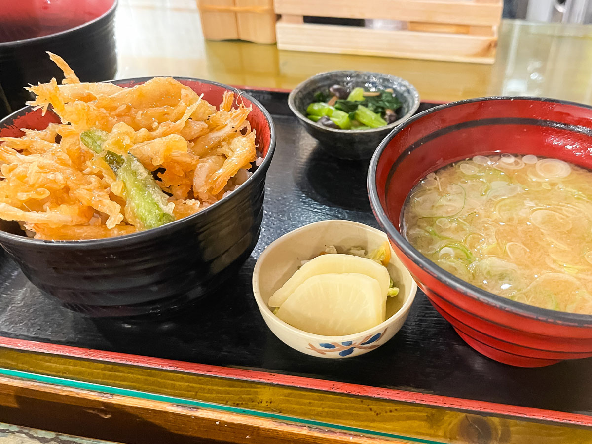 「魚どん亭」でお刺身盛合せ、白えび天丼、魚介ミックスフライ食べたよ！／富山駅 とやマルシェ