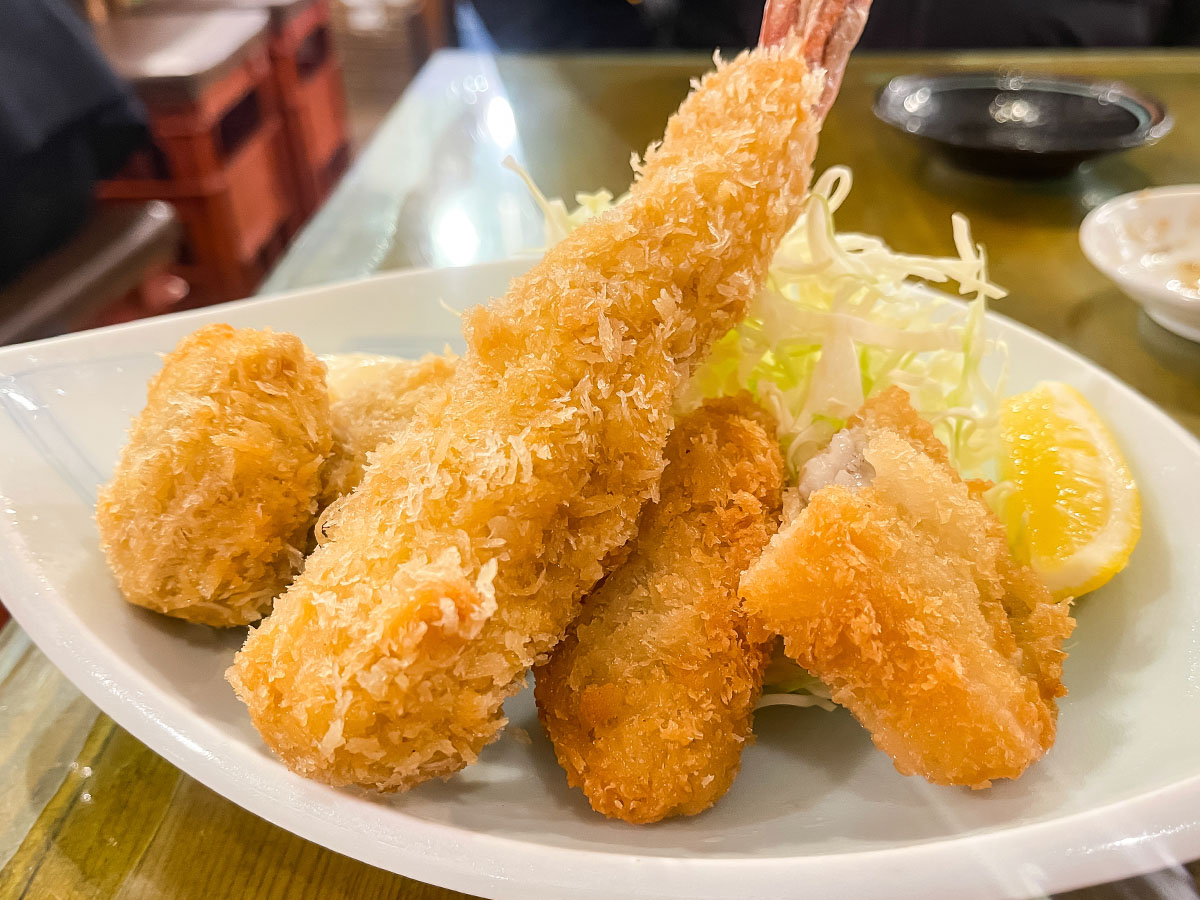 「魚どん亭」でお刺身盛合せ、白えび天丼、魚介ミックスフライ食べたよ！／富山駅 とやマルシェ