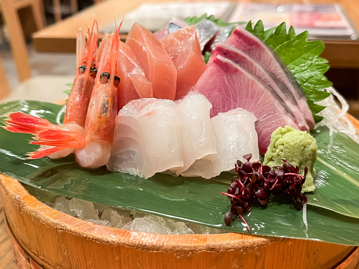 近江町市場にある「市の蔵」で刺身5点盛り、ホタルイカ沖漬け、かに雑炊食べたよ！／石川県金沢市