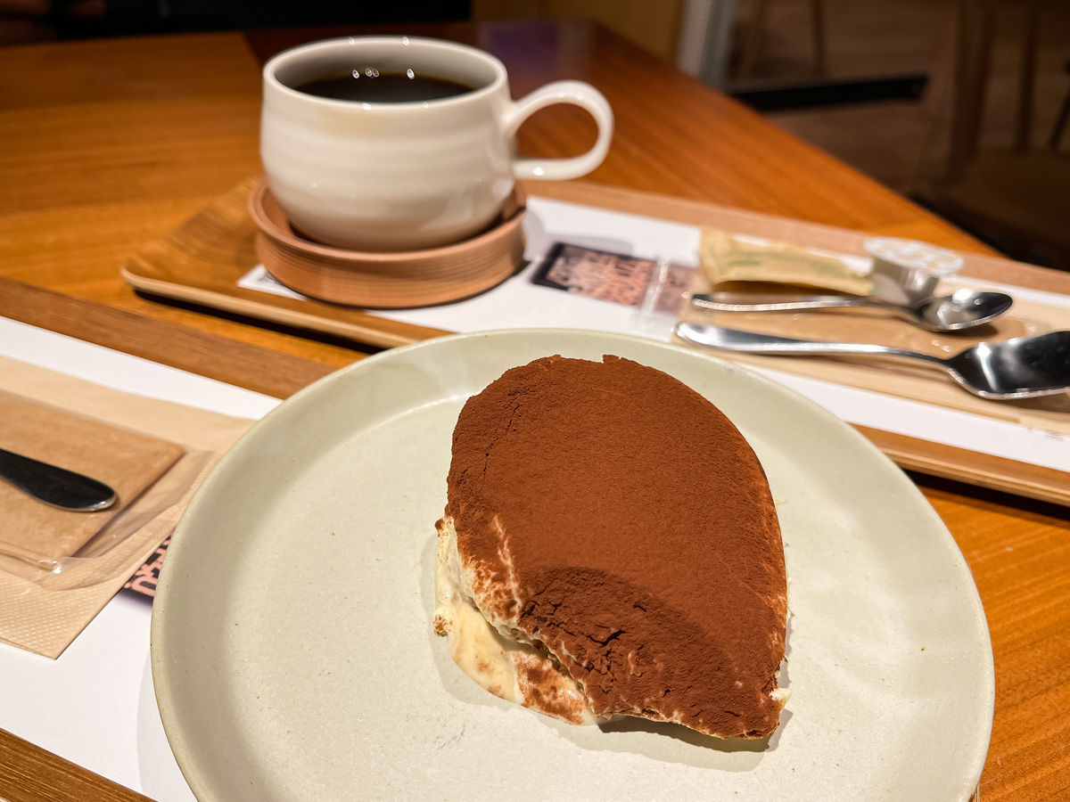 カフェ「La RINA(ラ・リナ)」でコーヒーとティラミス食べた!/石川県金沢市・クラソプレイス香林坊内