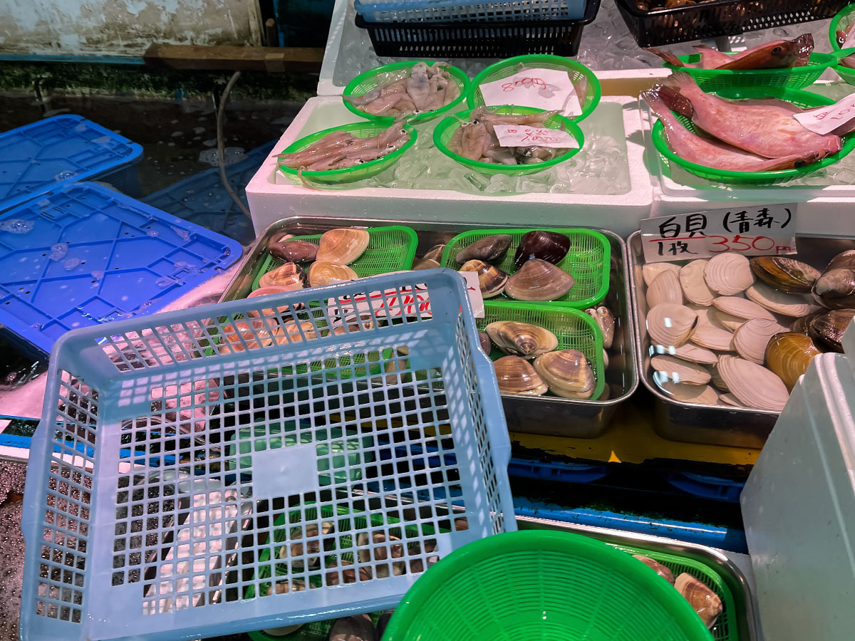 「金沢港いきいき魚市」で、茹で加納カニとガス海老の刺身食べたよ！／石川県金沢市