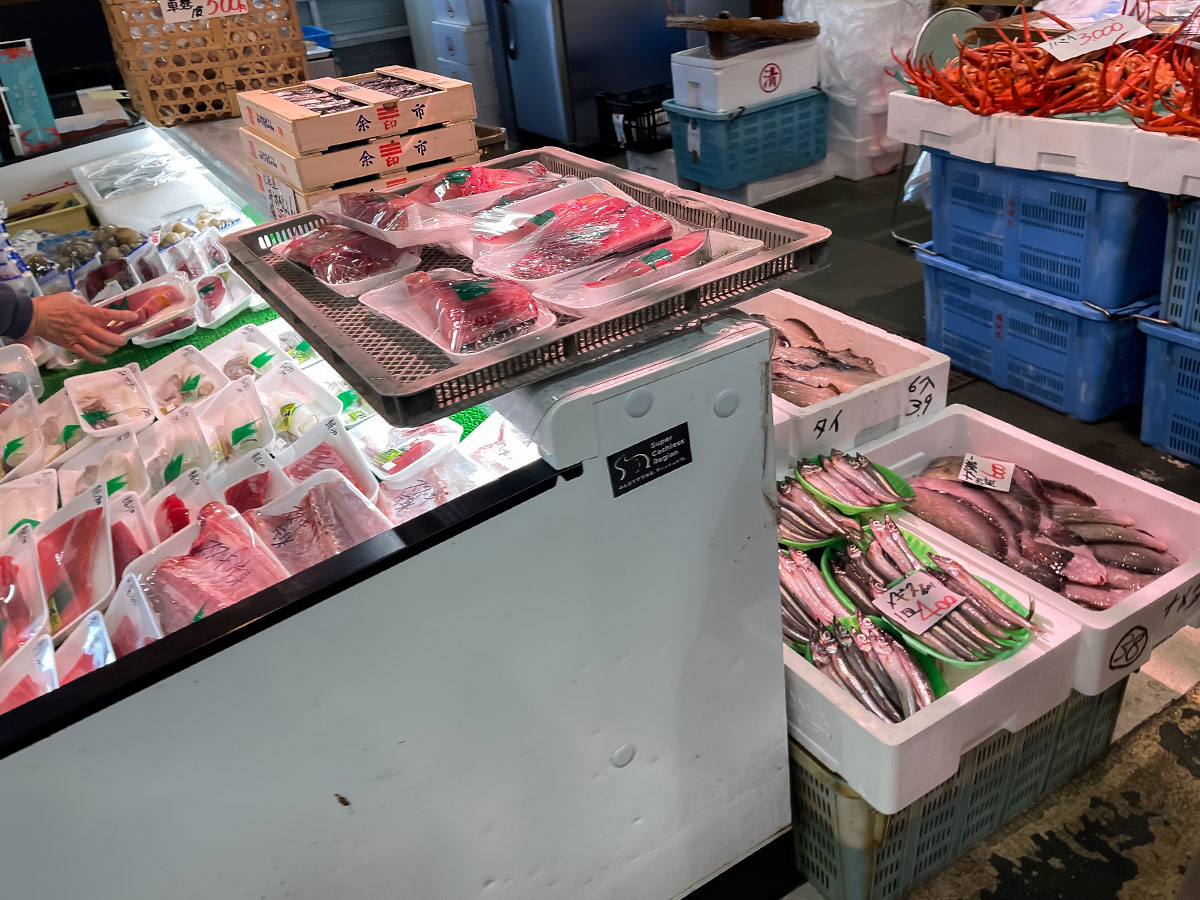 「金沢港いきいき魚市」で、茹で加納カニとガス海老の刺身食べたよ！／石川県金沢市