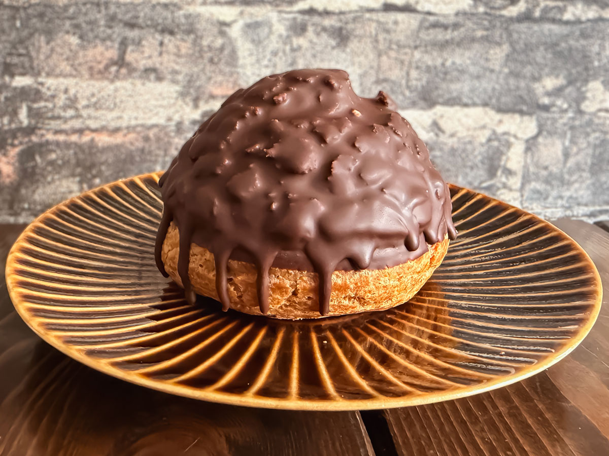 横濱元町霧笛楼のスイーツスタンド「MUTEKIRO」でシューシュプレーム(バニラショコラ)買ってみた/BASEGATE横浜関内