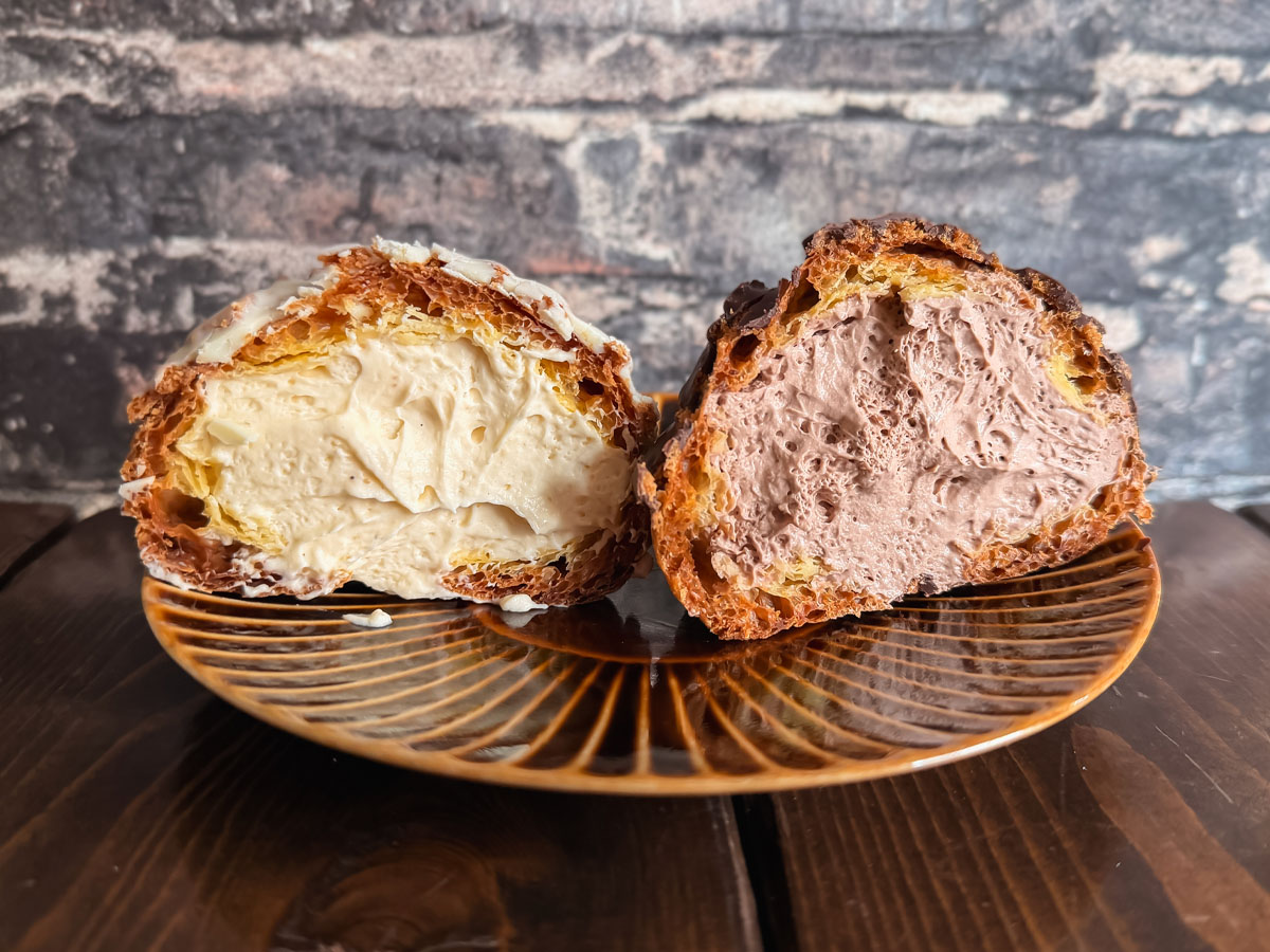 横濱元町霧笛楼のスイーツスタンド「MUTEKIRO」でシューシュプレーム(バニラショコラ)買ってみた/BASEGATE横浜関内