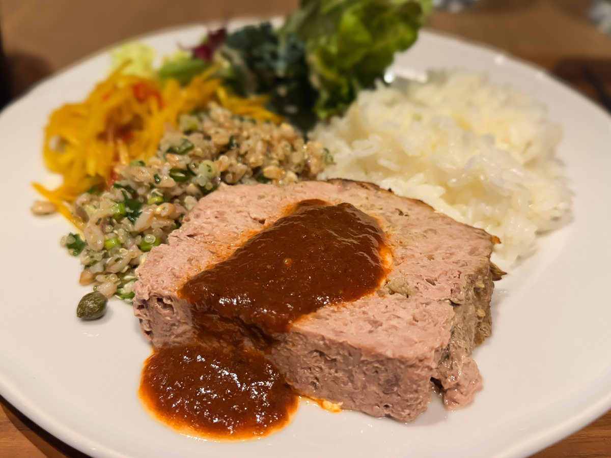 有隣堂が手掛けるダイニング「1909」で、デリとメインが選べるランチプレート食べたよ!/ベースゲート横浜関内