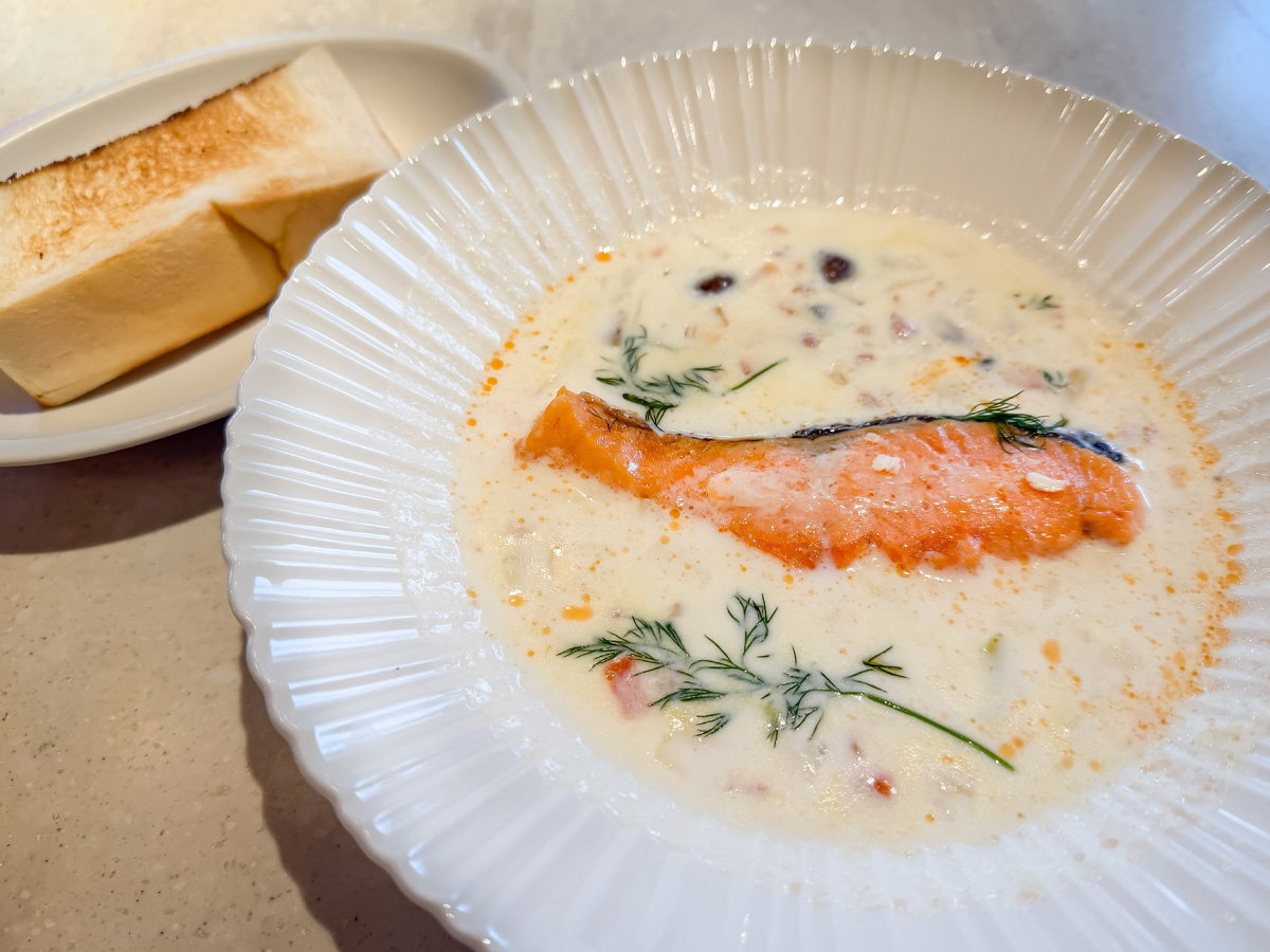 「The TRATTORIA SALVATORE CAFE」で朝食のベイサイドクラムチャウダー、クロワッサンベーコンエッグ食べた／ベースゲート横浜関内