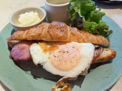 「The TRATTORIA SALVATORE CAFE」で朝食のクロワッサンベーコンエッグとベイサイドクラムチャウダー食べた／ベースゲート横浜関内