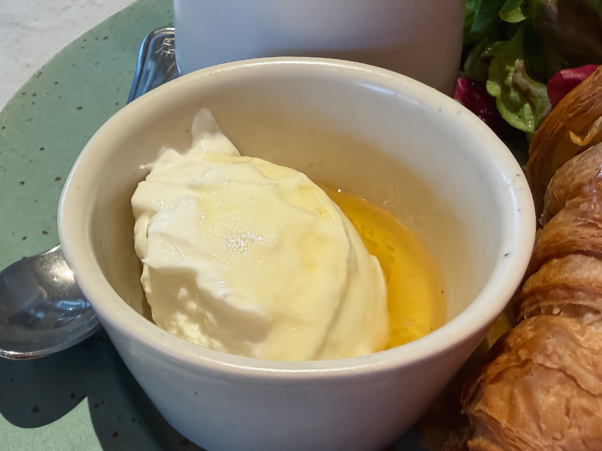 「The TRATTORIA SALVATORE CAFE」で朝食のベイサイドクラムチャウダー、クロワッサンベーコンエッグ食べた／ベースゲート横浜関内