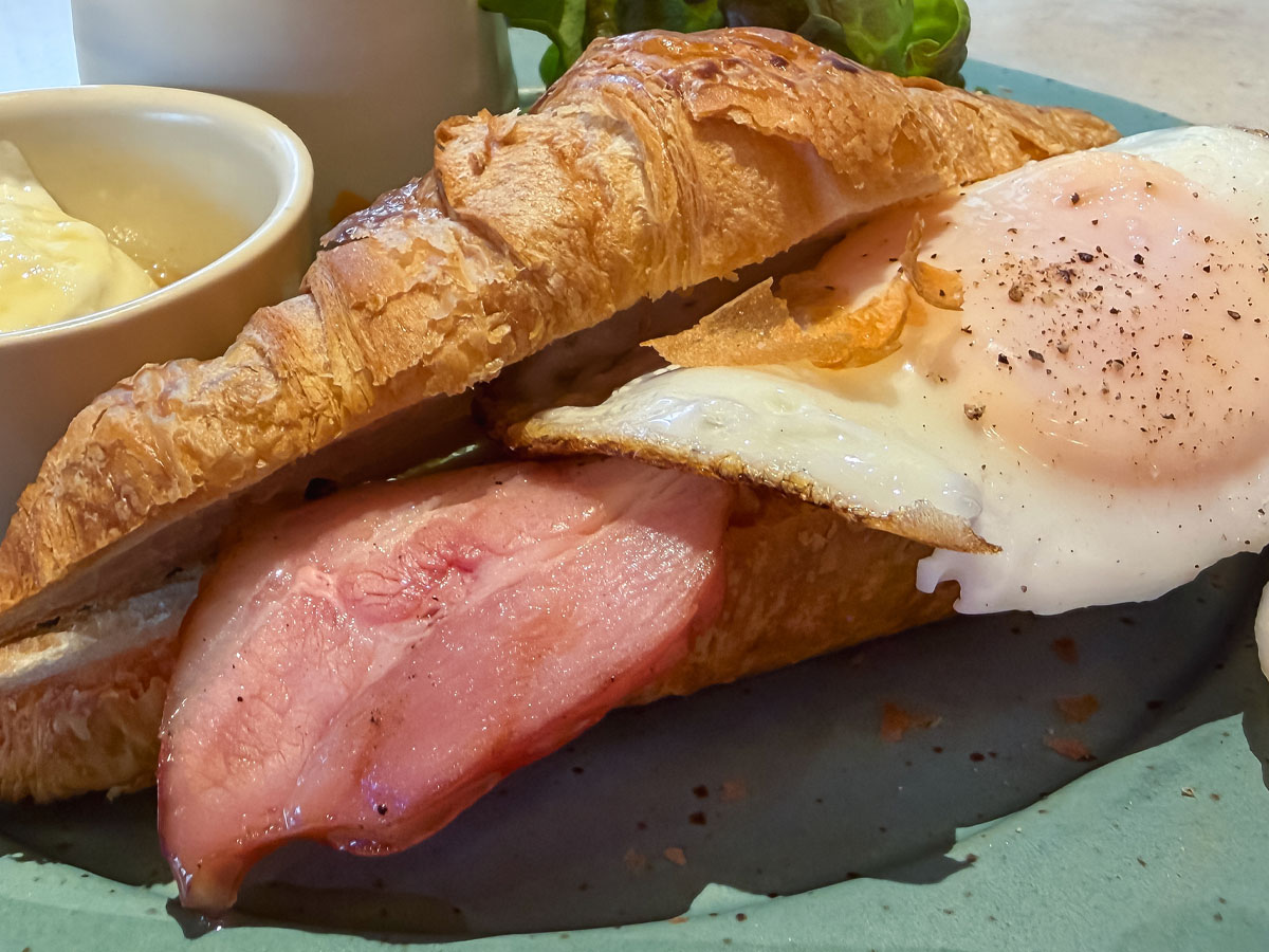 「The TRATTORIA SALVATORE CAFE」で朝食のベイサイドクラムチャウダー、クロワッサンベーコンエッグ食べた／ベースゲート横浜関内