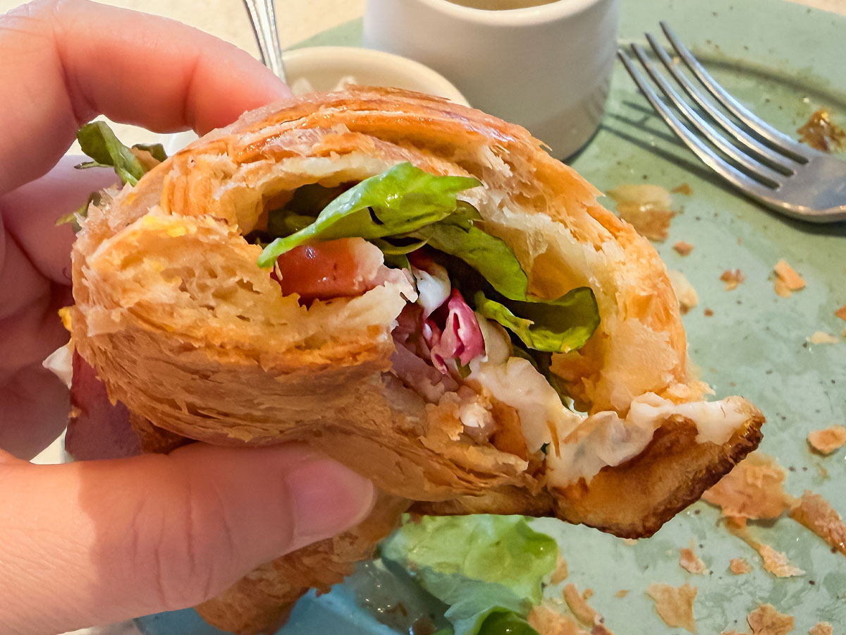 「The TRATTORIA SALVATORE CAFE」で朝食のベイサイドクラムチャウダー、クロワッサンベーコンエッグ食べた／ベースゲート横浜関内